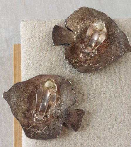 Ancienne paire de boucles d'oreilles clips, en métal argenté, poissons