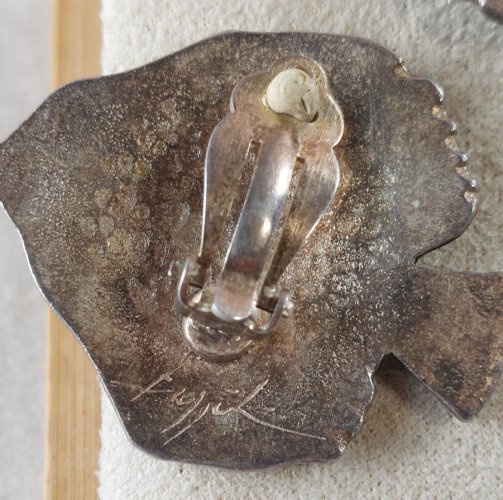 Ancienne paire de boucles d'oreilles clips, en métal argenté, poissons
