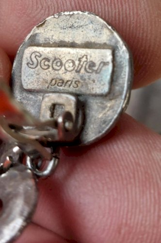 Ancienne paire de boucles d'oreilles clips, en métal argenté, Scooter ^