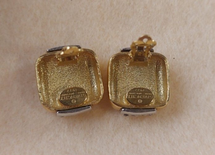 Ancienne paire de boucles doreilles clips, strass, Givenchy 1977
