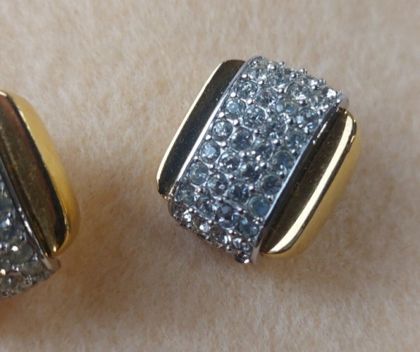 Ancienne paire de boucles doreilles clips, strass, Givenchy 1977