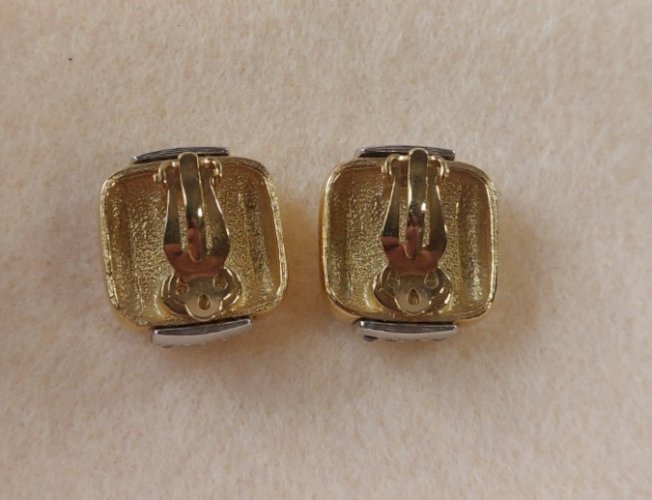 Ancienne paire de boucles doreilles clips, strass, Givenchy 1977