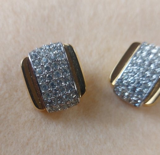 Ancienne paire de boucles doreilles clips, strass, Givenchy 1977