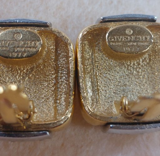 Ancienne paire de boucles doreilles clips, strass, Givenchy 1977