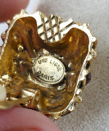 Ancienne paire de boucles doreilles clips, Une ligne Paris, vintage