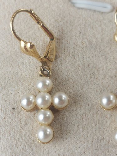 Ancienne paire de boucles doreilles, croix religieuses, métal doré et perles