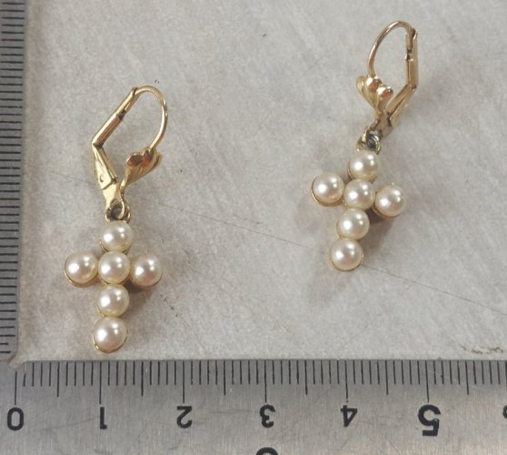 Ancienne paire de boucles doreilles, croix religieuses, métal doré et perles