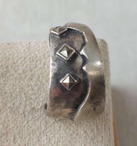 Ancienne paire de boucles d'oreilles, décor marcassites, en argent massif