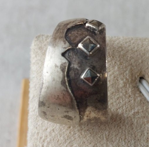 Ancienne paire de boucles d'oreilles, décor marcassites, en argent massif