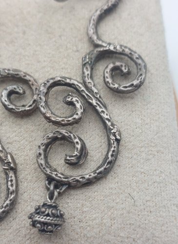 Ancienne paire de boucles d'oreilles, en argent
