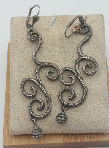 Ancienne paire de boucles d'oreilles, en argent