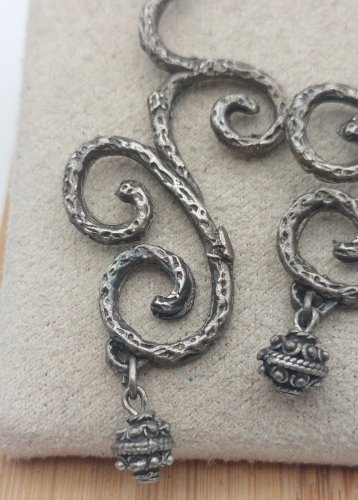 Ancienne paire de boucles d'oreilles, en argent