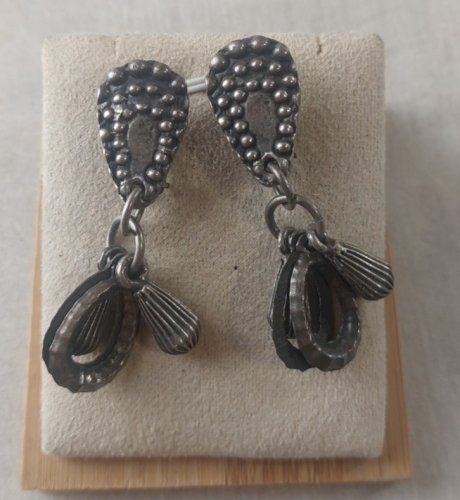 Ancienne paire de boucles doreilles, en métal argenté, Audibert Paris