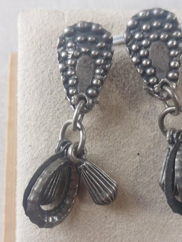 Ancienne paire de boucles doreilles, en métal argenté, Audibert Paris