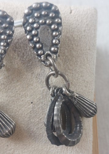 Ancienne paire de boucles doreilles, en métal argenté, Audibert Paris
