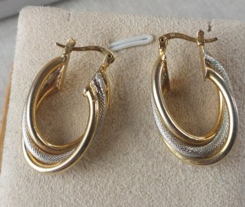 Vintage pair of earrings, in gold and silver metal.
