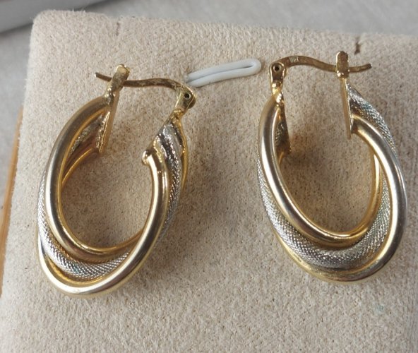 Ancienne paire de boucles doreilles, en métal doré et argenté