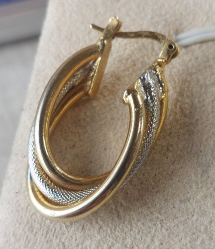 Ancienne paire de boucles doreilles, en métal doré et argenté