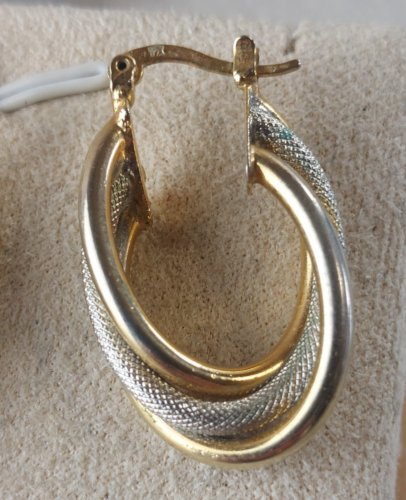 Ancienne paire de boucles doreilles, en métal doré et argenté