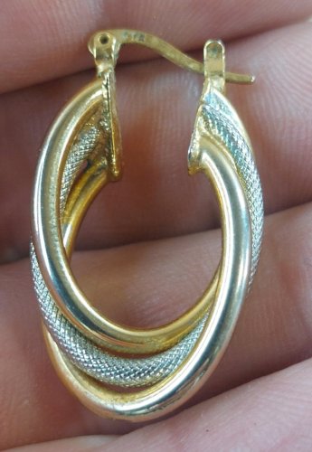 Ancienne paire de boucles doreilles, en métal doré et argenté