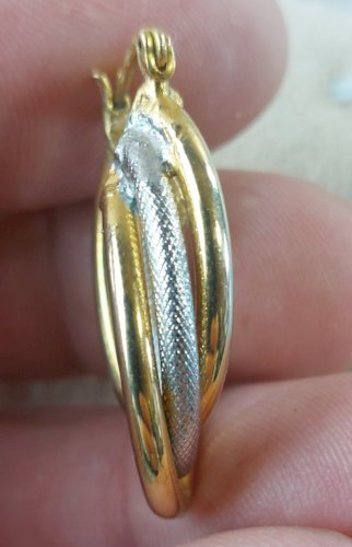 Ancienne paire de boucles doreilles, en métal doré et argenté