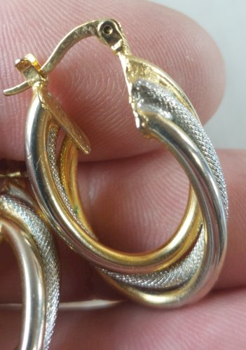 Ancienne paire de boucles doreilles, en métal doré et argenté