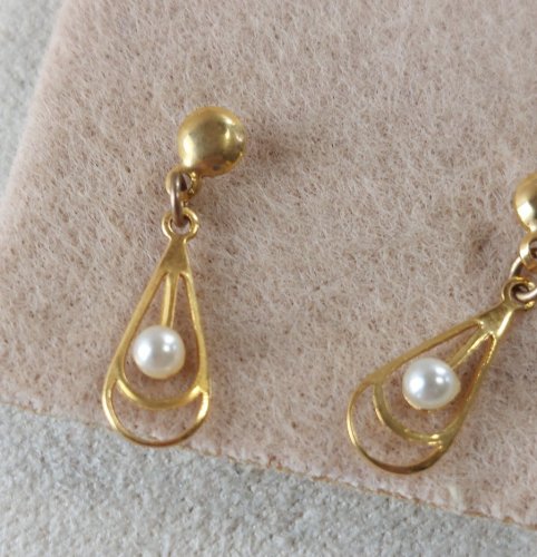 Ancienne paire de boucles d'oreilles, en métal doré, vintage