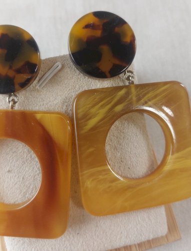Ancienne paire de boucles d'oreilles, en résine, vintage ^