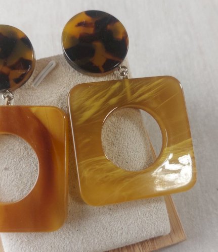 Ancienne paire de boucles d'oreilles, en résine, vintage ^