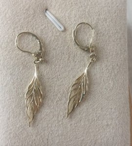 Ancienne paire de boucles d'oreilles, forme plume, en métal doré, K&L ^