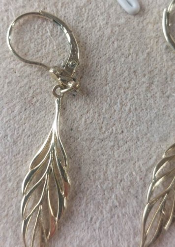 Ancienne paire de boucles d'oreilles, forme plume, en métal doré, K&L ^