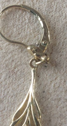 Ancienne paire de boucles d'oreilles, forme plume, en métal doré, K&L ^