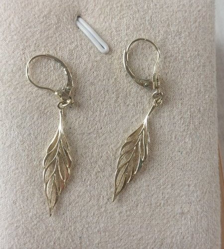 Ancienne paire de boucles d'oreilles, forme plume, en métal doré, K&L ^