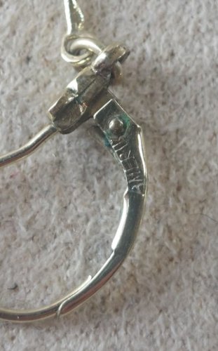 Ancienne paire de boucles d'oreilles, forme plume, en métal doré, K&L ^