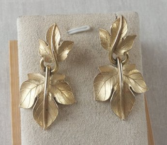 Ancienne paire de boucles d'oreilles, Kunio Matsumoto, Trifari ^