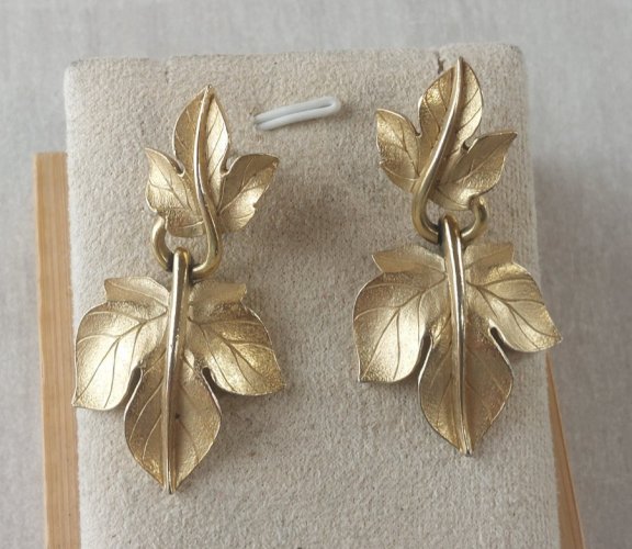 Ancienne paire de boucles d'oreilles, Kunio Matsumoto, Trifari ^