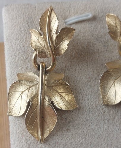 Ancienne paire de boucles d'oreilles, Kunio Matsumoto, Trifari ^