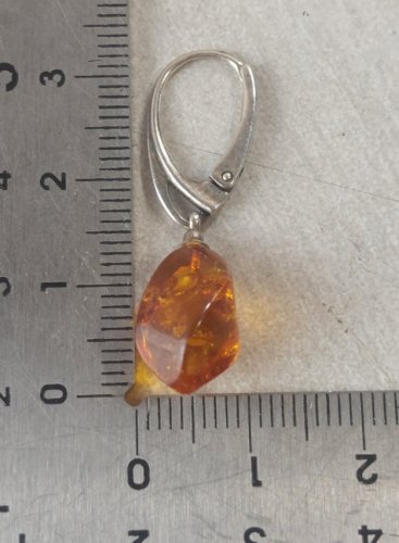 Ancienne paire de boucles doreilles pendantes, en argent et ambre