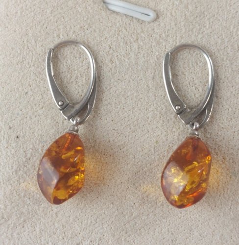 Ancienne paire de boucles doreilles pendantes, en argent et ambre