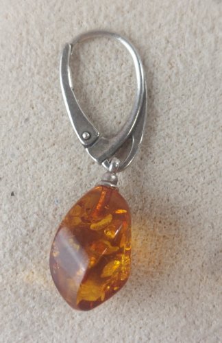 Ancienne paire de boucles doreilles pendantes, en argent et ambre