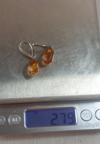 Ancienne paire de boucles doreilles pendantes, en argent et ambre