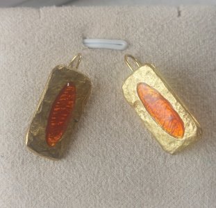 Ancienne paire de boucles d'oreilles pendantes, métal doré, Little Woman Paris