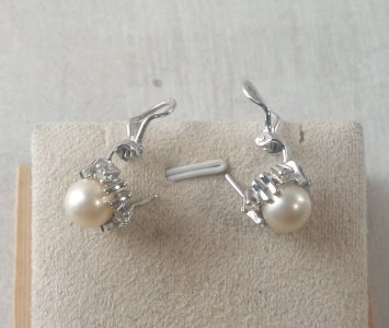 Ancienne paire de boucles doreilles, perles nacrées et strass, en métal argenté