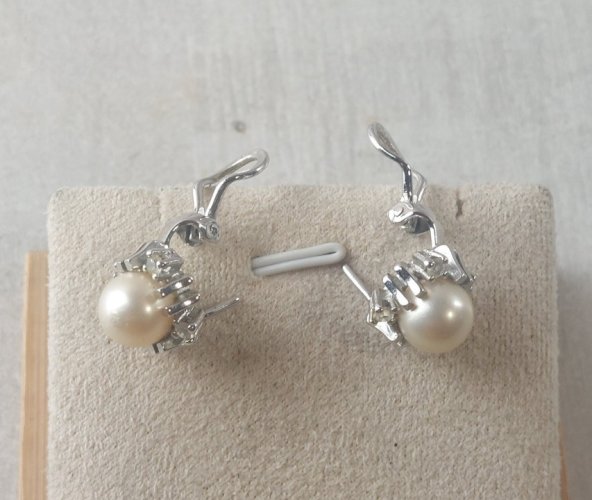 Ancienne paire de boucles doreilles, perles nacrées et strass, en métal argenté