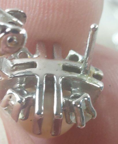 Ancienne paire de boucles doreilles, perles nacrées et strass, en métal argenté