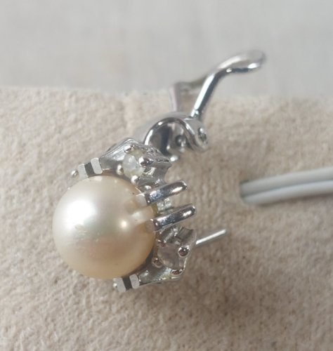 Ancienne paire de boucles doreilles, perles nacrées et strass, en métal argenté