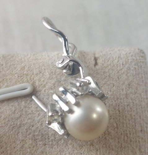 Ancienne paire de boucles doreilles, perles nacrées et strass, en métal argenté