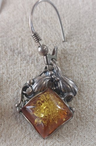 Ancienne paire de boucles doreilles, pierre ambre et argent massif