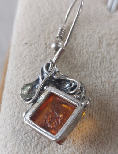 Ancienne paire de boucles doreilles, pierre ambre et argent massif