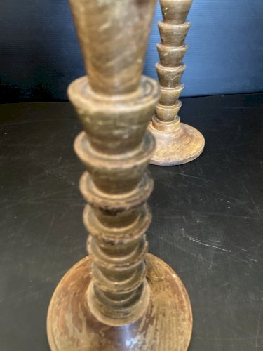 ancienne paire de Bougeoir vintage en bois sculpté torsadé dans leur jus